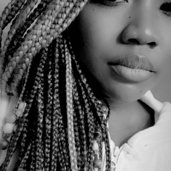 Meet your Posher, Stephanie - Picture 3 of 7